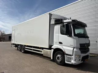 Mercedes-Benz Antos 6x2 geisoleerde bak met koel unit / DHOLLANDIA LAADKLEP / APK - TUV FEBRUARI 2027 / 2 TON /